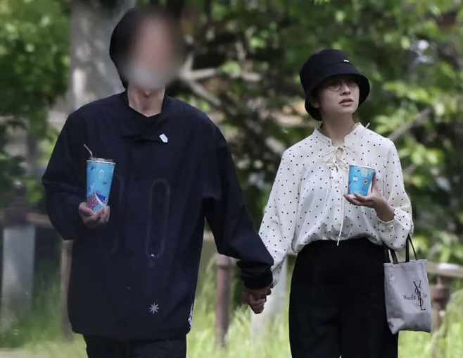 日比麻音子と彼氏の散歩