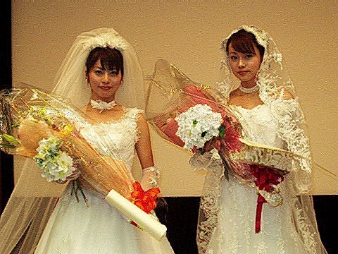 準ミス立教の久保田直子（左）