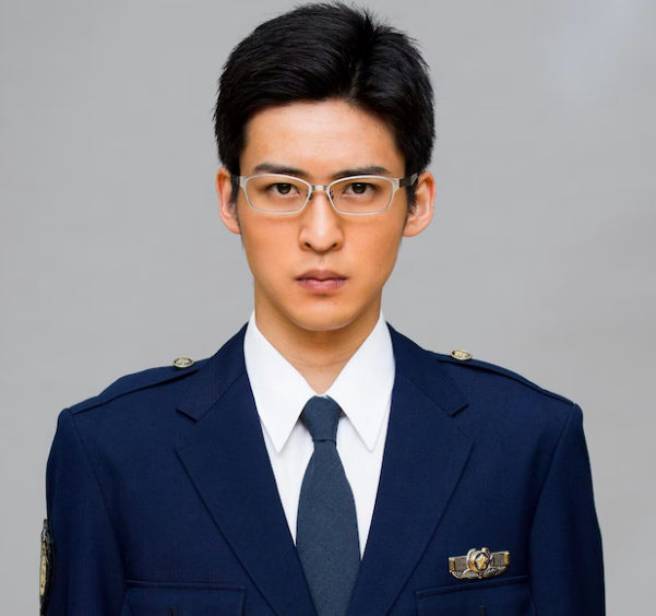 警察官役を演じた目黒蓮