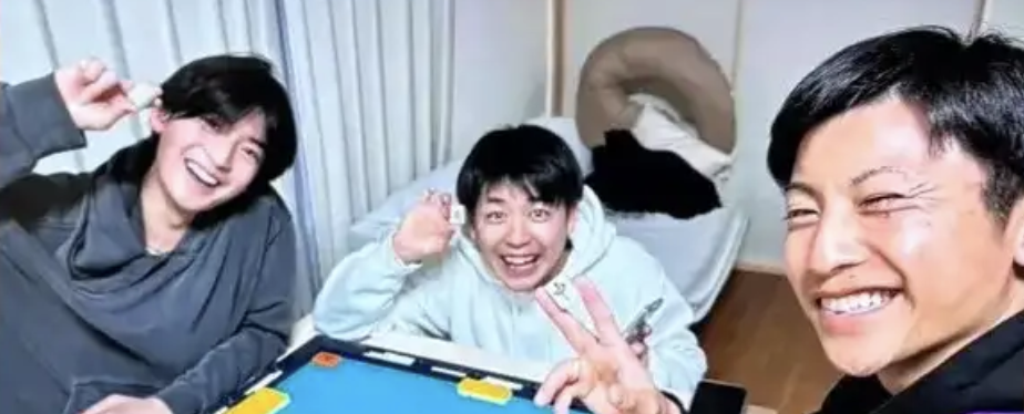 高橋文哉（左）と兄２人